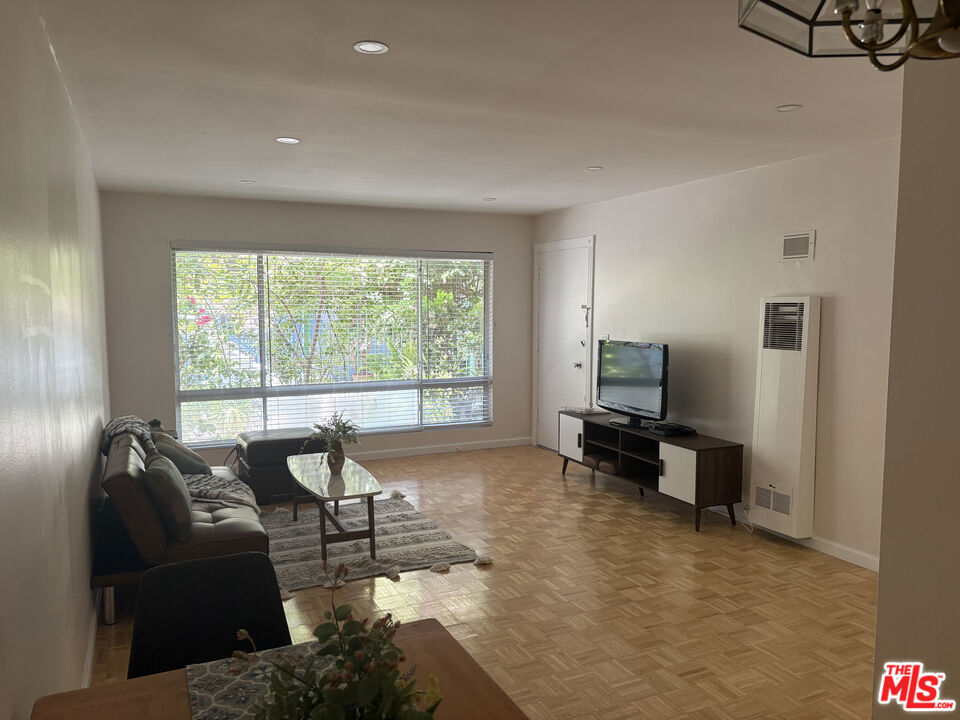 Location! Location! Location! Enjoy Montana Santa Monica vibrant lifestyle! Walk to Santa Monica Beach. Spacious quiet garden 1bed 1bath apartment in small building on 1st floor. Hardwood floors, large bedroom, walk-in closet, extra storage, gas stove, laundry in building, assigned parking space. Pavilions across the street, 5 min walk to ocean. Available furnished or unfurnished. 1-year lease.