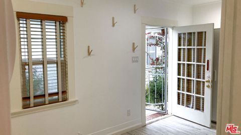 Photo of 1111 12th Street #E, Santa Monica, CA 90403 (MLS # 25612059) Photo of 1111 12th Street #E, Santa Monica, CA 90403 (MLS # 25612059)