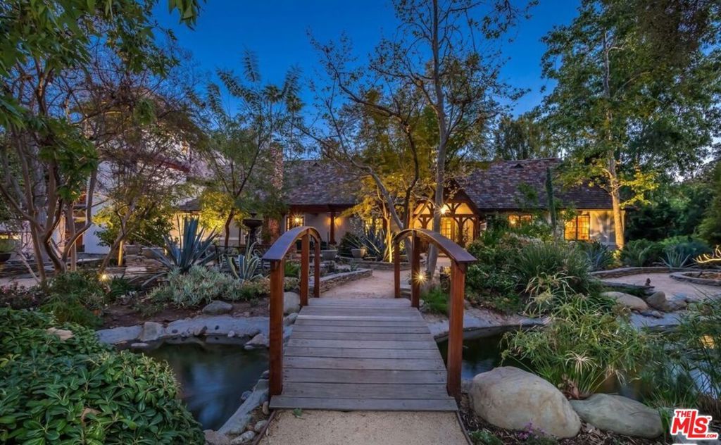 Photo of 4750 Encino Avenue, Encino, CA 91316 (MLS # 26659163)