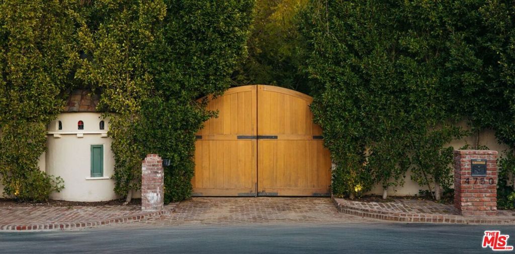 Photo of 4750 Encino Avenue, Encino, CA 91316 (MLS # 26659163)