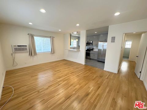 Photo of 143 N N Hamilton Drive #H, Beverly Hills, CA 90211 (MLS # 26831871)