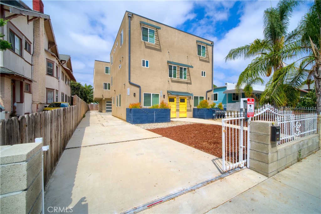 Welcome to 3021 Raymond Ave, a beautifully designed 3-bedroom, 3-bathroom multi-level home located just 0.45 miles from the USC campus. Situated in the DPS USC Campus Patrol Zone and within the free Uber area for students, the property offers peace of mind and unmatched convenience. Whether walking or biking, the short distance to campus makes this home an excellent option for students, faculty, and professionals alike. The first floor features an attached two-car garage with a stacked washer/dryer and access to a private backyard, ideal for relaxing, gardening, or entertaining. The second floor boasts a bright and spacious open-concept living room, dining area, and kitchen filled with natural light. The modern kitchen includes stainless steel appliances—refrigerator, stove, microwave, and dishwasher—making it the perfect space for both everyday living and entertaining. Also on this level are two large bedrooms with ample closet space and a full bathroom. The third floor features two additional bathrooms and two bedrooms, both en suite, including a primary suite designed for maximum comfort. The primary measures approximately 25’ x 13’3” with a massive closet and enough space to easily fit two king beds. Central HVAC ensures year-round comfort, and the home can be delivered furnished or unfurnished to suit your needs.
3021 Raymond Ave offers not only a great living space but also an unbeatable location. Nearby, you’ll find some of LA’s most popular spots including Bacari West Adams, Honeybee Burger, Nature’s Brew, and the historic Los Angeles Coliseum. Just minutes away are Downtown LA, LA Live, Staples Center, Exposition Park, and easy freeway access to the 10 and 110. With its spacious layout, modern amenities, and prime location near USC and city attractions, this home is ideal for students, faculty, young professionals, or families seeking comfort and convenience in the heart of Los Angeles. All utilities are separately metered, and tenant is responsible.