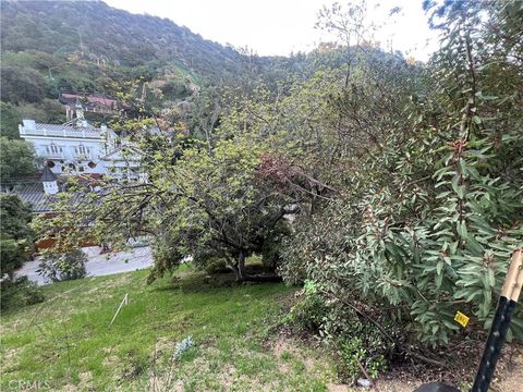 Photo of 8587 Lookout Mountain Avenue Ave, Los Angeles, CA 90046 (MLS # BB25064756)