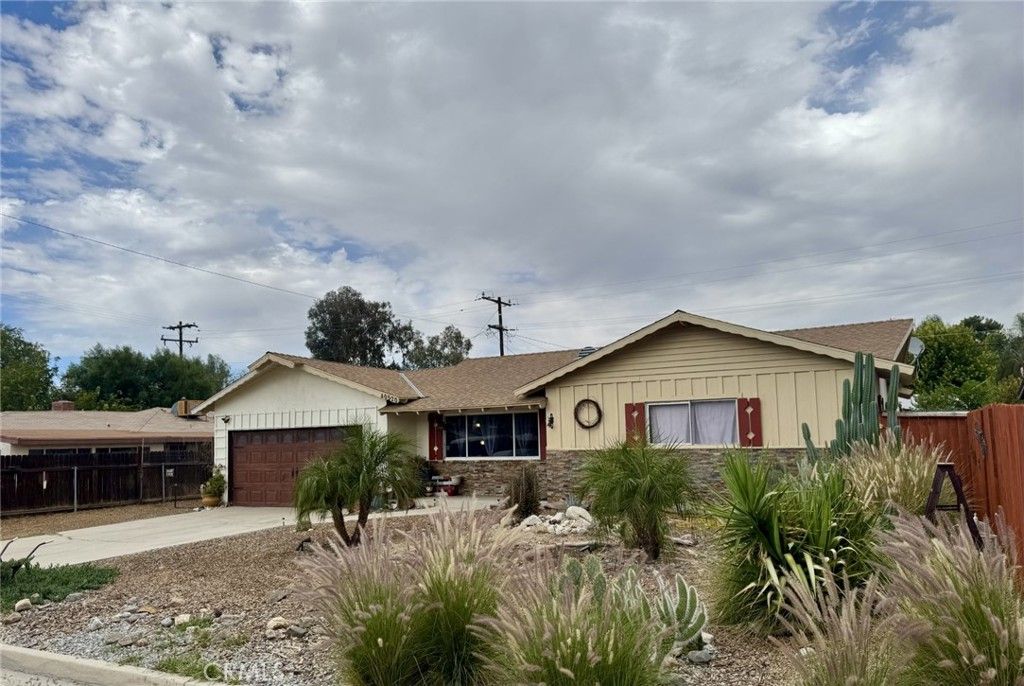 Photo of 40520 Poppy Drive, Hemet, CA 92544 (MLS # SW25244679)