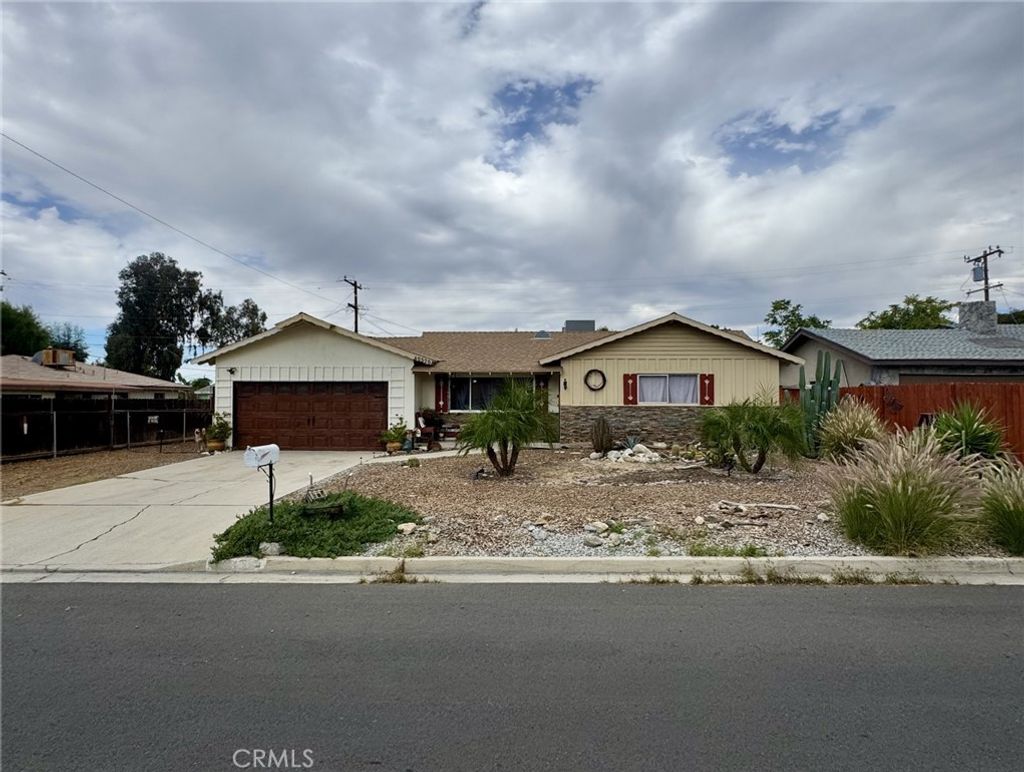 Photo of 40520 Poppy Drive, Hemet, CA 92544 (MLS # SW25244679)