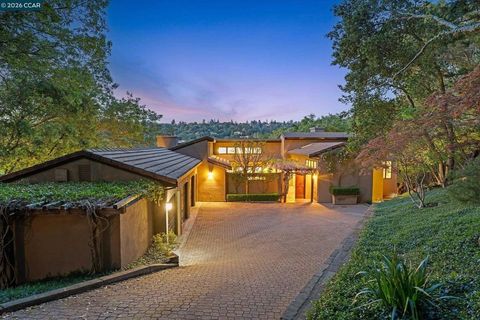 Photo of 25 Woodacres Ct Ct, Orinda, CA 94563 (MLS # 41128674)