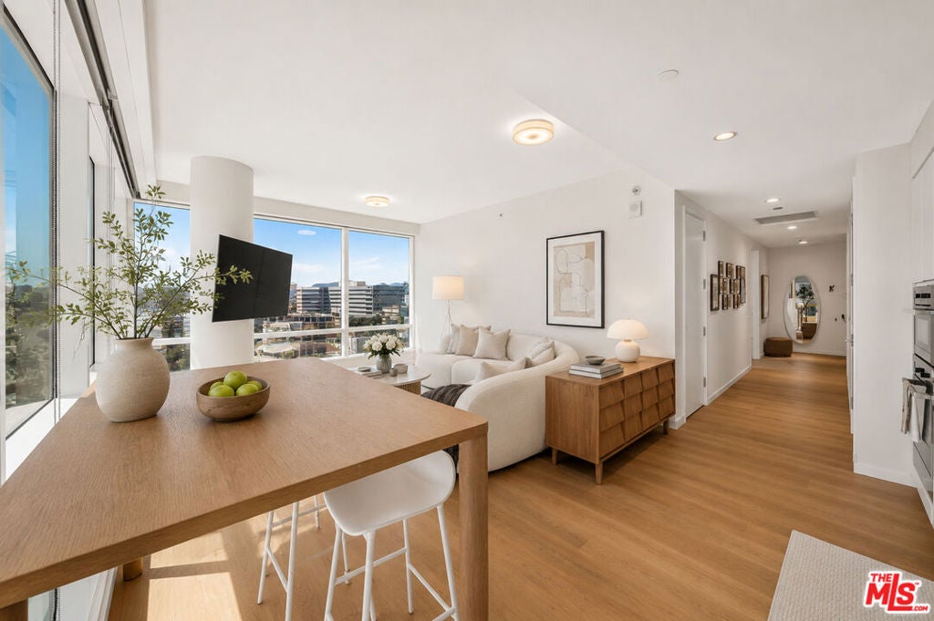 877 Francisco Street 1611