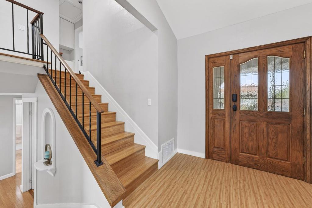 5342 Avenida Almendros