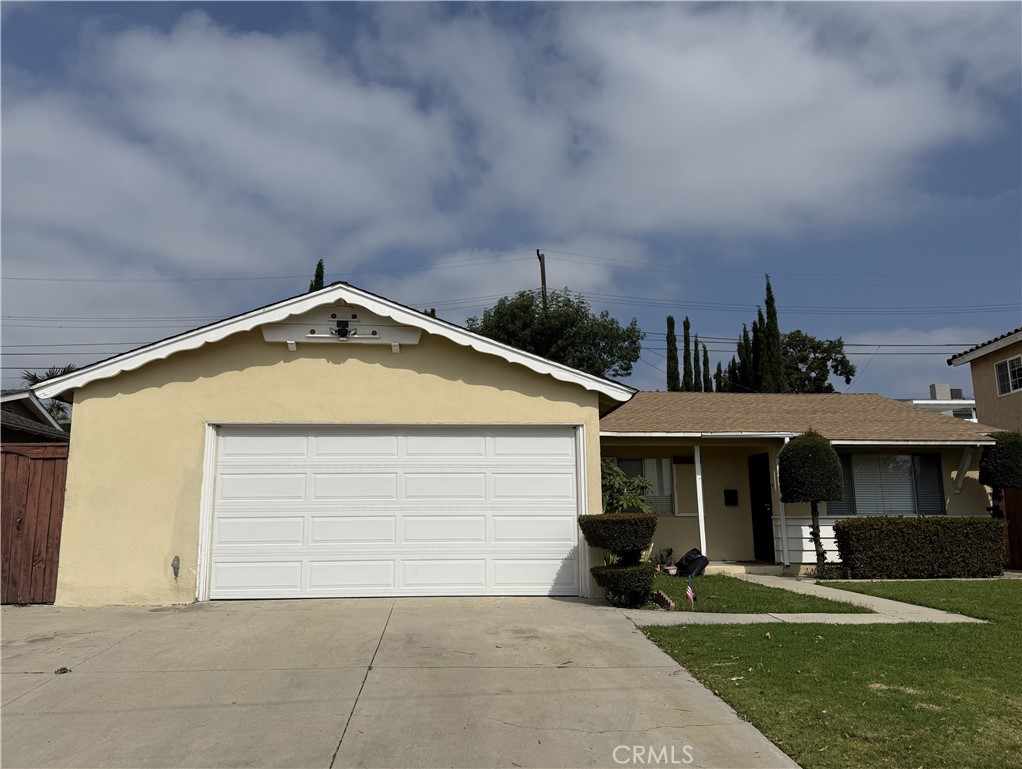 Great single family residence in a wonderful neighborhood with easy access to schools, shopping, and recreation!