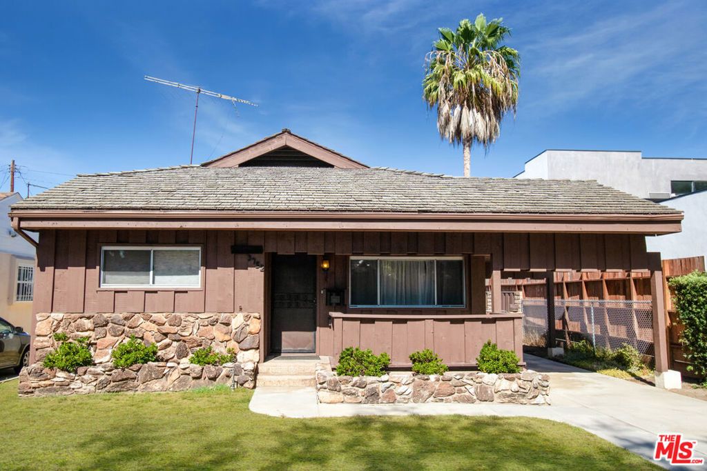 Photo of 3752 Maplewood Avenue, Los Angeles, CA 90066 (MLS # 26674175)