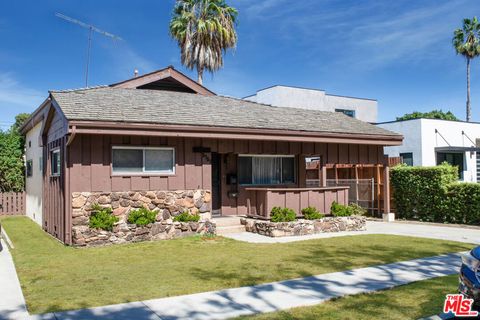 Photo of 3752 Maplewood Avenue, Los Angeles, CA 90066 (MLS # 26674175)