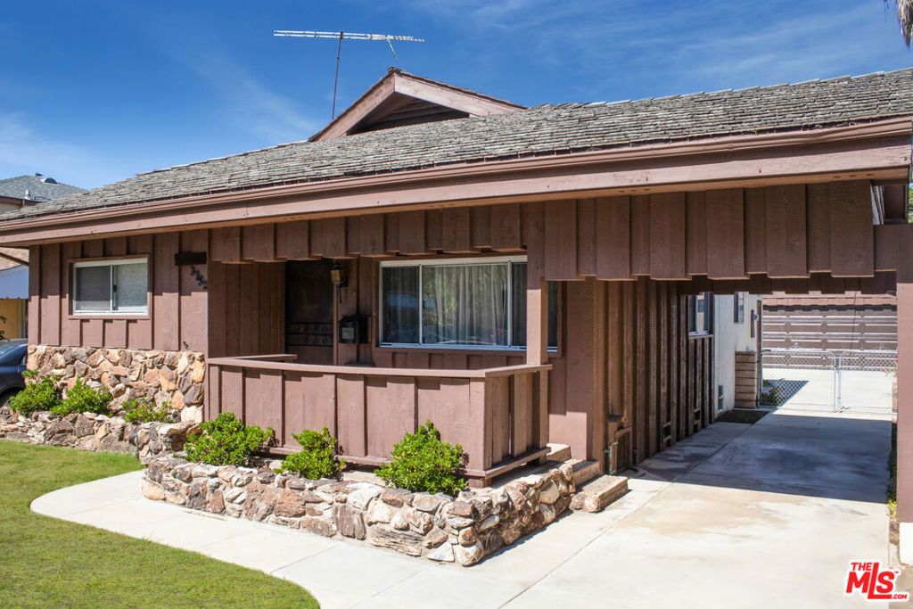 Photo of 3752 Maplewood Avenue, Los Angeles, CA 90066 (MLS # 26674175)