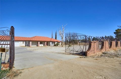 Photo of 11077 Valle Vista Road, Phelan, CA 92371 (MLS # DW26033786)