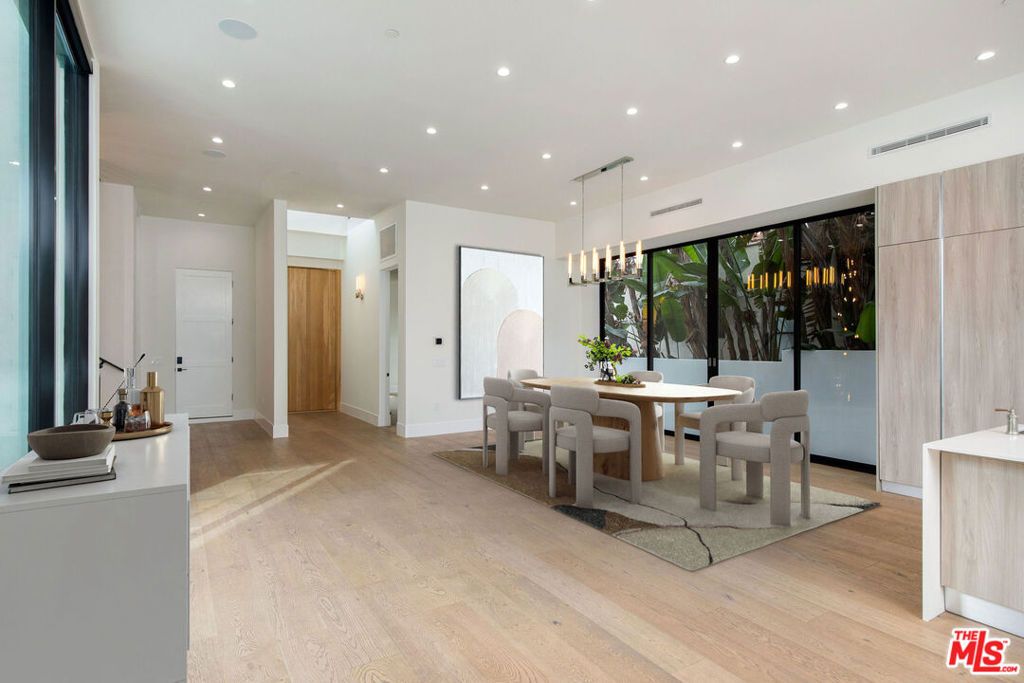 Photo of 444 N Laurel Avenue, Los Angeles, CA 90048 (MLS # 25608693)