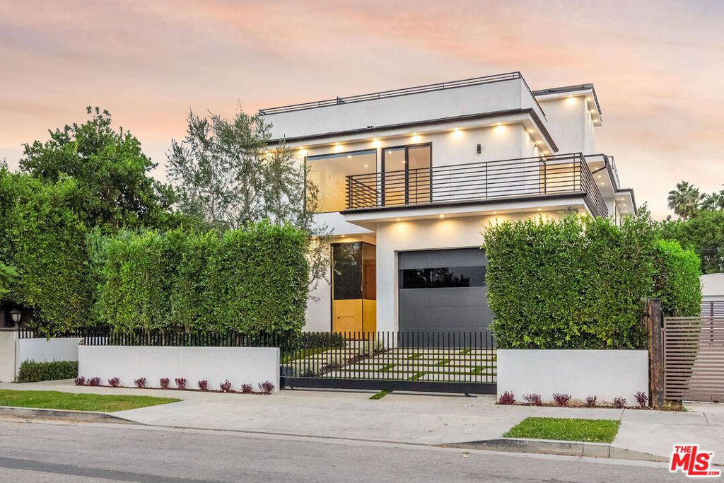 Photo of 444 N Laurel Avenue, Los Angeles, CA 90048 (MLS # 25608693)