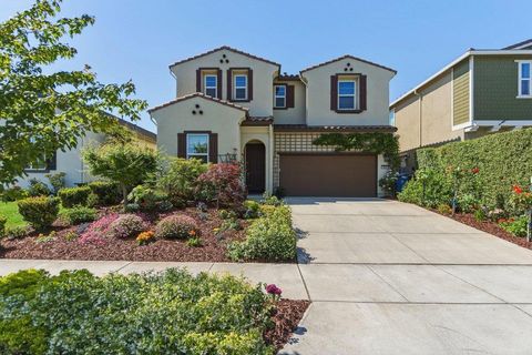 Photo of 441 Cobalt Drive, Hollister, CA 95023 (MLS # ML82046438)