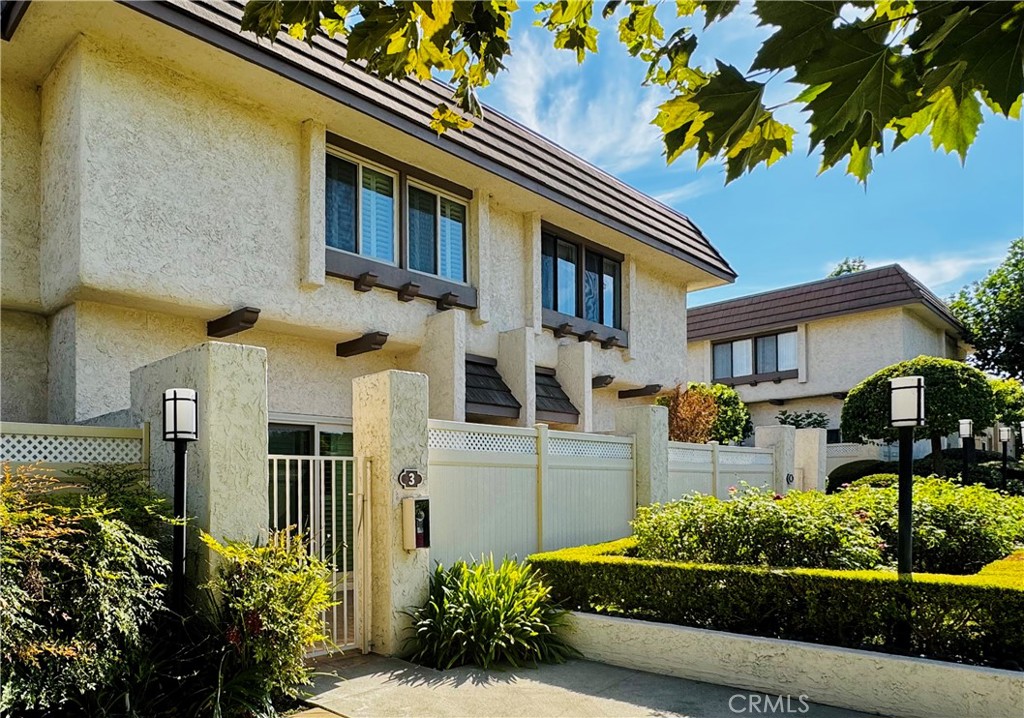 This exquisite townhome is located in a sought-after, meticulously maintained complex with mature landscaping, association pool and BBQ. The desirable location is conveniently close to schools, restaurants and the Westfield Shopping Center. A private front yard leads to this spacious tri-level unit with completely remodeled kitchen and bathrooms. This unit features living room with a high ceiling, wood floors, double pane windows, plantation shutters, crown moldings, recessed lights and newer appliances. There is also a 2-car attached garage and laundry room off the kitchen. What a great value for such a quality living space and great location!