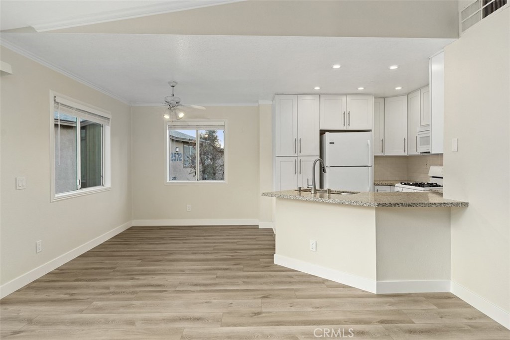 2576 Avenida Del 204