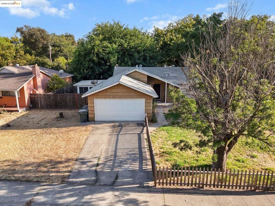For Sale – $415,000 | 2100 Monifieth Way, Sacramento Charming 3-bedroom, 1-bath home in the Golf Course Terrace neighborhood featuring 978 sq ft of living space on a spacious 7,841 sq ft lot. Built in 1961, this single-story property offers a cozy fireplace and plenty of outdoor potential for gardening, entertaining, or future expansion. Conveniently located near schools, parks, and local amenities, this home is perfect for first-time buyers, families, or investors looking for a great opportunity in Sacramento.