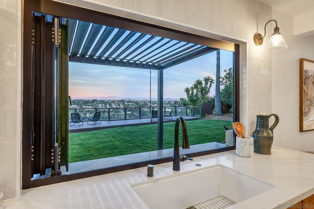 5777 Desert View Dr 358-381-14-00