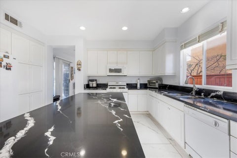 Photo of 44364 Kingston Dr, Temecula, CA 92592 (MLS # SW26007929)