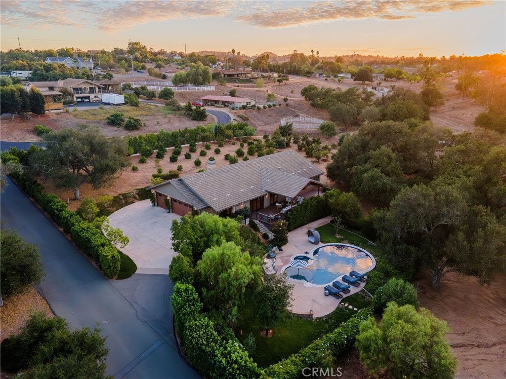 Photo of 4007 Ladera Vista Road, Fallbrook, CA 92028 (MLS # SW25232534)
