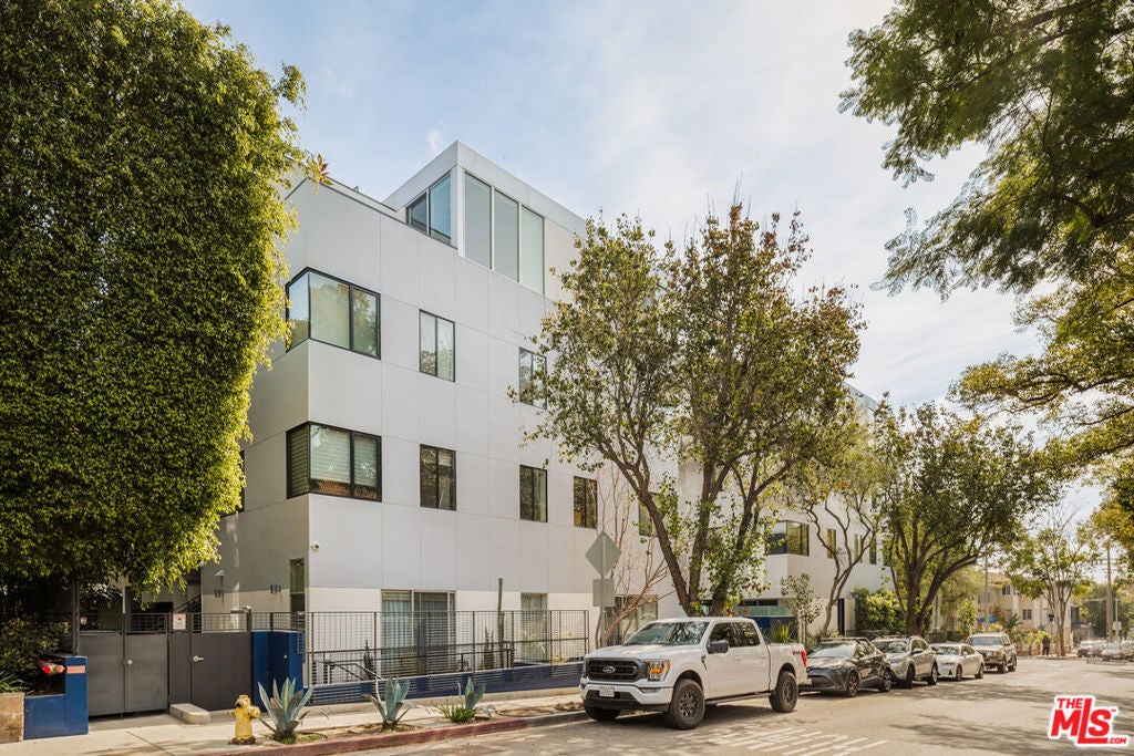 1200 N Sweetzer Avenue 1, West Hollywood CA 90069