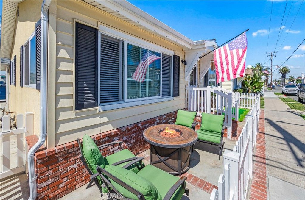 Photo of 715 Olive Avenue, Huntington Beach, CA 92648 (MLS # OC25179366)