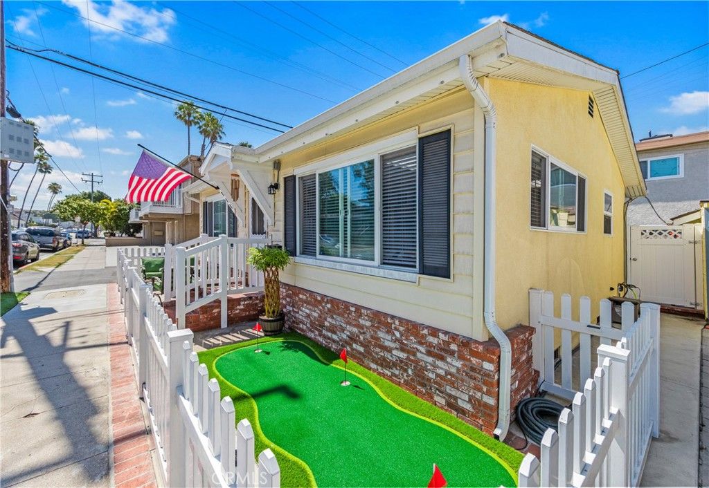 Photo of 715 Olive Avenue, Huntington Beach, CA 92648 (MLS # OC25179366)