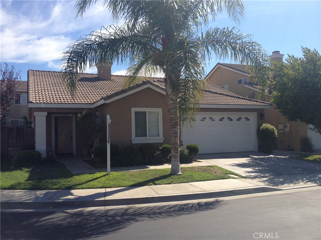 Corona Hills House for Lease, offering 3 bedrooms, 2 bathrooms, 1229 sq ft, single story, cathedral ceilings, wood laminate floor, custom paint, family room with a fireplace, kitchen with Corian counters, dining area, bathrooms with granite counters, primary bedroom with walk in closet, patio & cover, yard, 2 car garage, community pool & park, close to shopping & freeway access, offered at $3300 per month