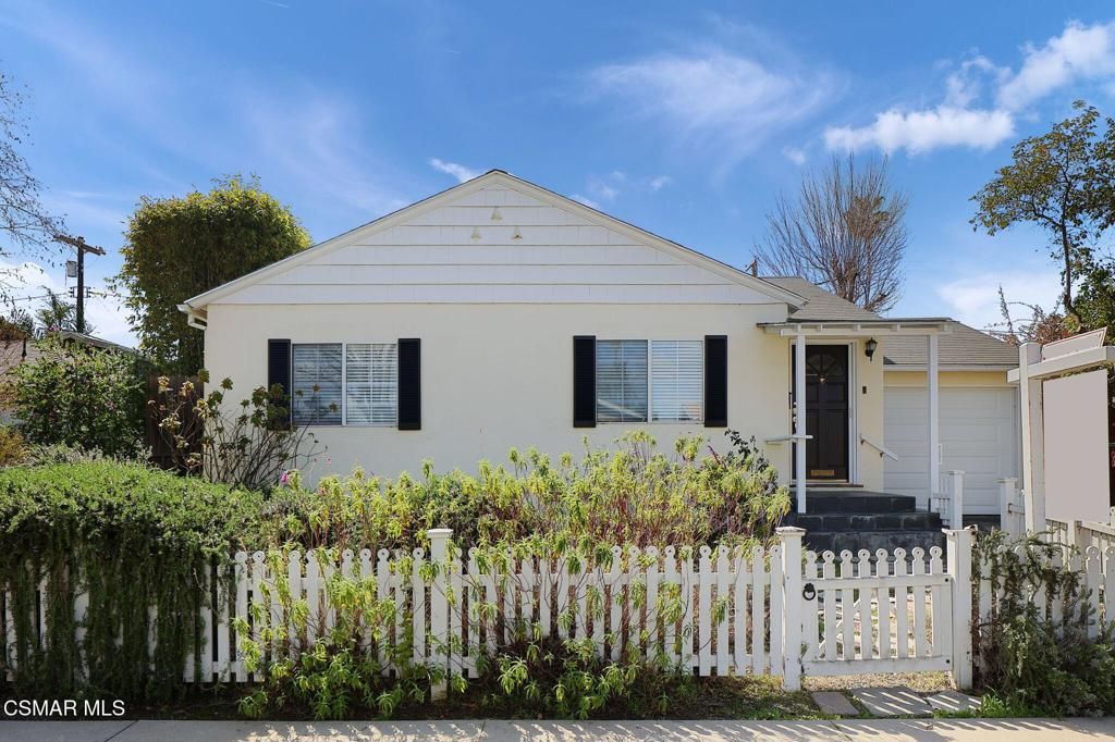 Photo of 18020 Collins Street, Encino, CA 91316 (MLS # 225005853)