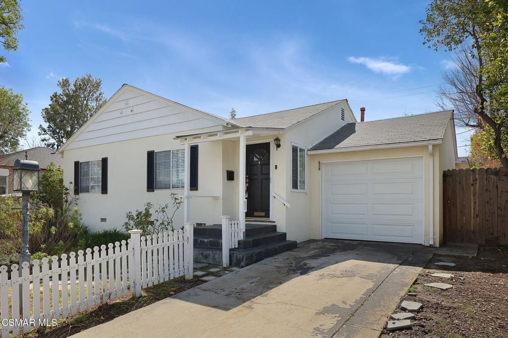 Photo of 18020 Collins Street, Encino, CA 91316 (MLS # 225005853)