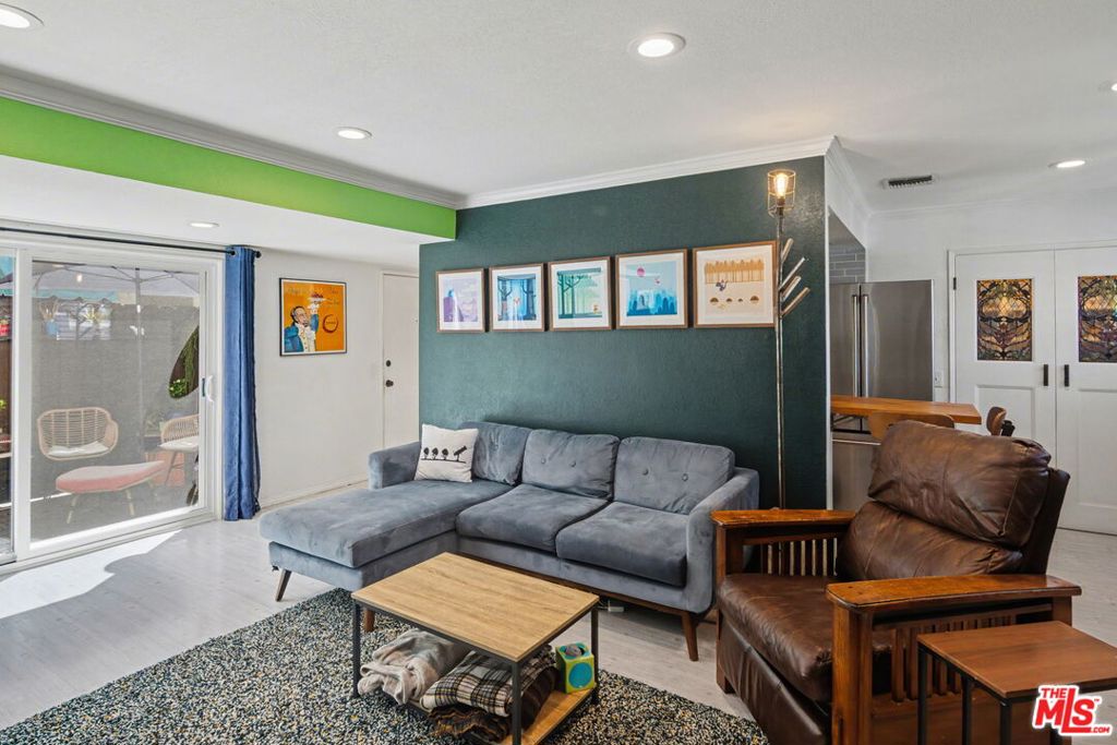 5545 Whitsett Avenue 8