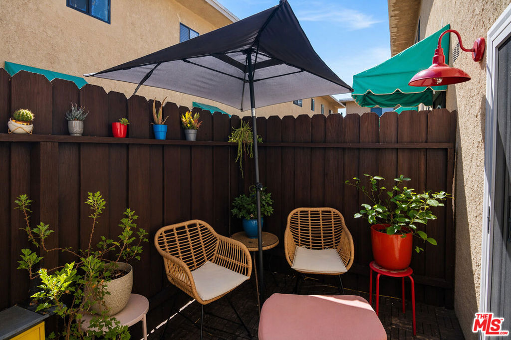 5545 Whitsett Avenue 8