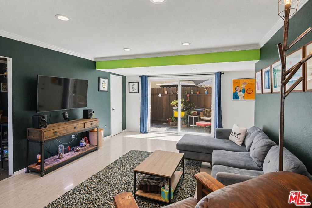 5545 Whitsett Avenue 8