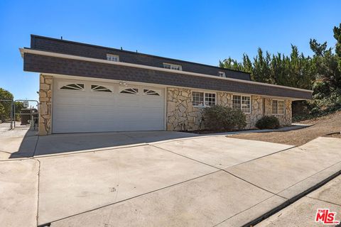 Photo of 6040 Pat Avenue, Woodland Hills, CA 91367 (MLS # 25588085)