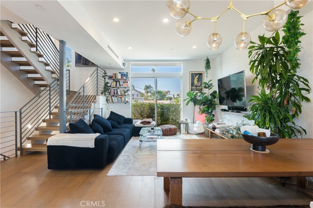 Photo of 3107 S Dakota Dr, Los Angeles, CA 90034 (MLS # SR25230706)