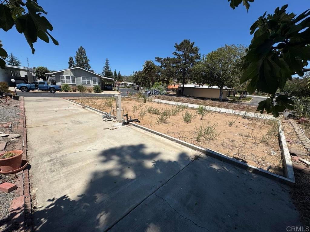 525 W El Norte Parkway