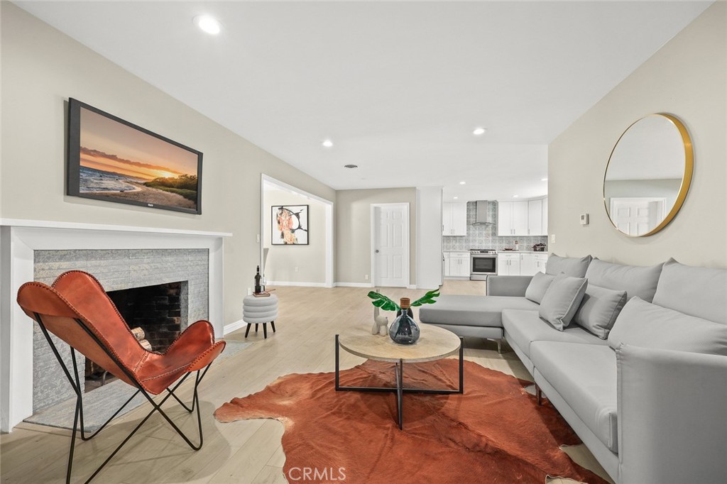 1227 E Grovecenter
