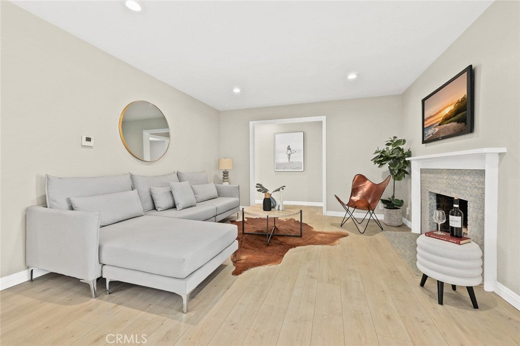 1227 E Grovecenter