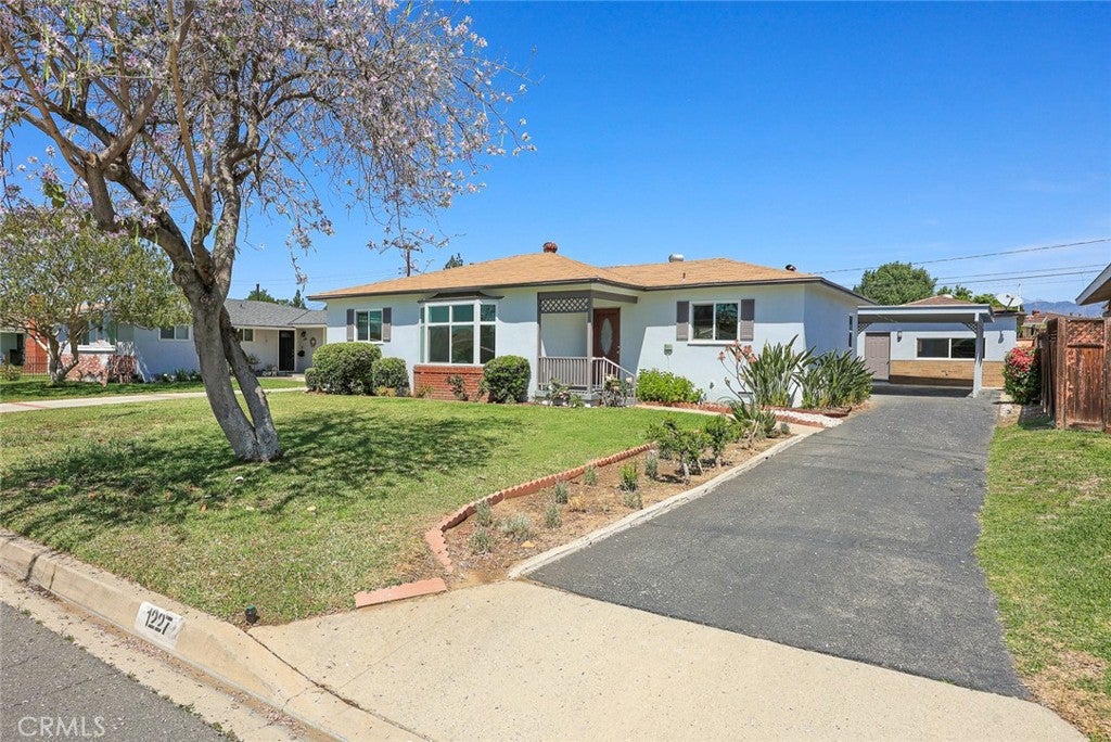 1227 E Grovecenter