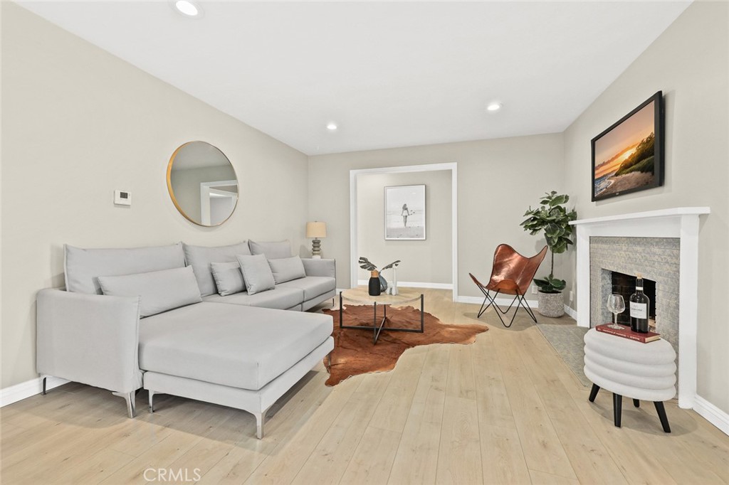 1227 E Grovecenter