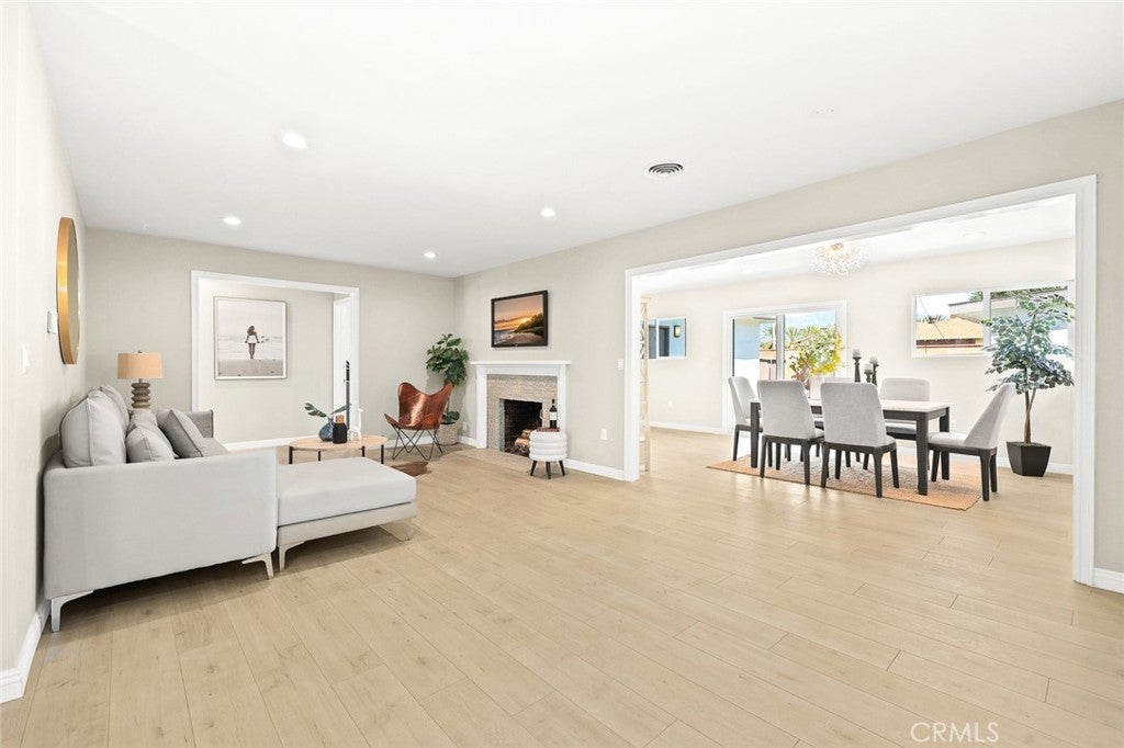 1227 E Grovecenter