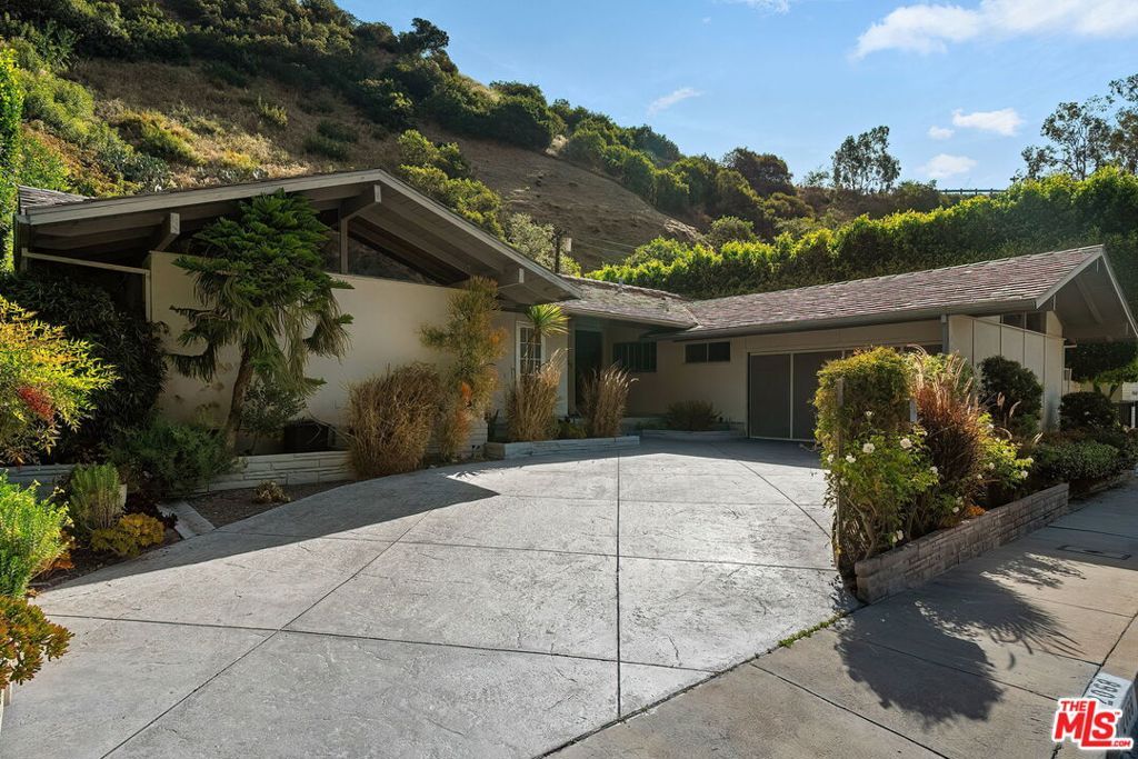 Photo of 2068 N Beverly Drive, Beverly Hills, CA 90210 (MLS # 26782737)