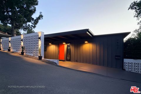 Photo of 7900 Willow Glen Road, Los Angeles, CA 90046 (MLS # 26755267)