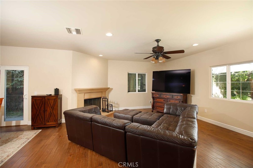 1595 E Avenida De Las Flores