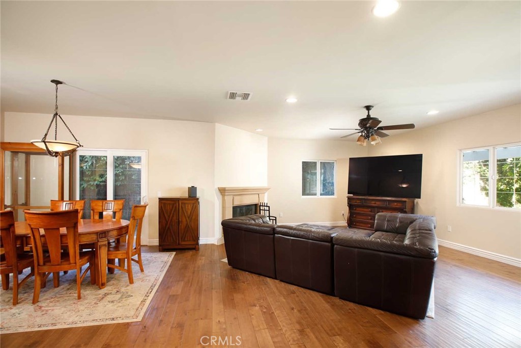 1595 E Avenida De Las Flores