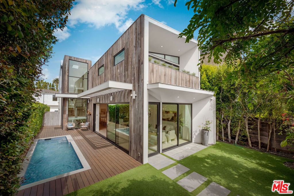 Photo of 1620 Electric Avenue, Venice, CA 90291 (MLS # 26670155)