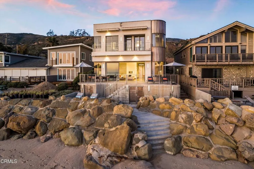 Ventura, California 93001, United States, 3 Bedrooms Bedrooms, ,4 BathroomsBathrooms,Residential,Active,122805