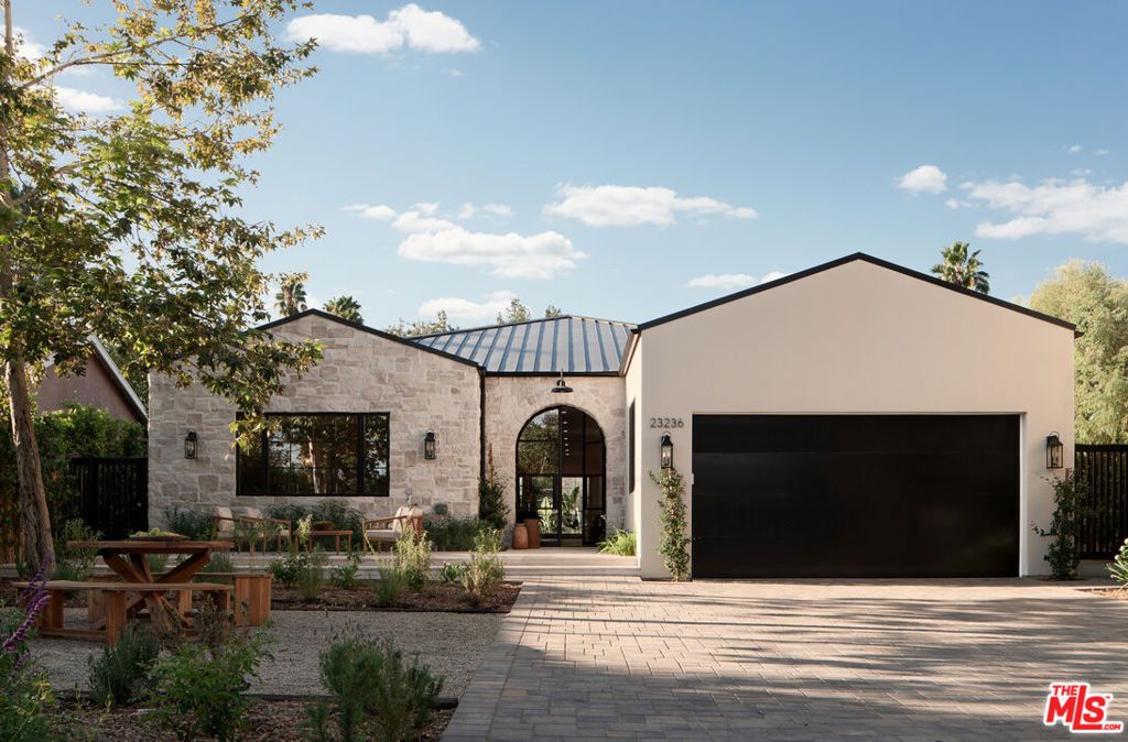 Photo of 23236 Hatteras Street, Woodland Hills, CA 91367 (MLS # 26632805)